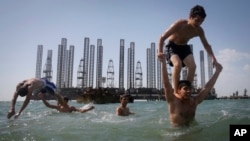 Azerbaýjan. Bakuwyň gapdalyndaky Hazar kenary