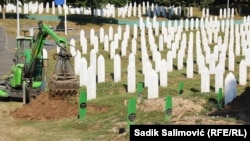 Iskopavanje grobnih mjesta u Potočarima za 19 žrtava genocida koje će 11. jula biti sahranjene u Memorijalnom centru Srebrenica - Potočari (8. juli 2021.)