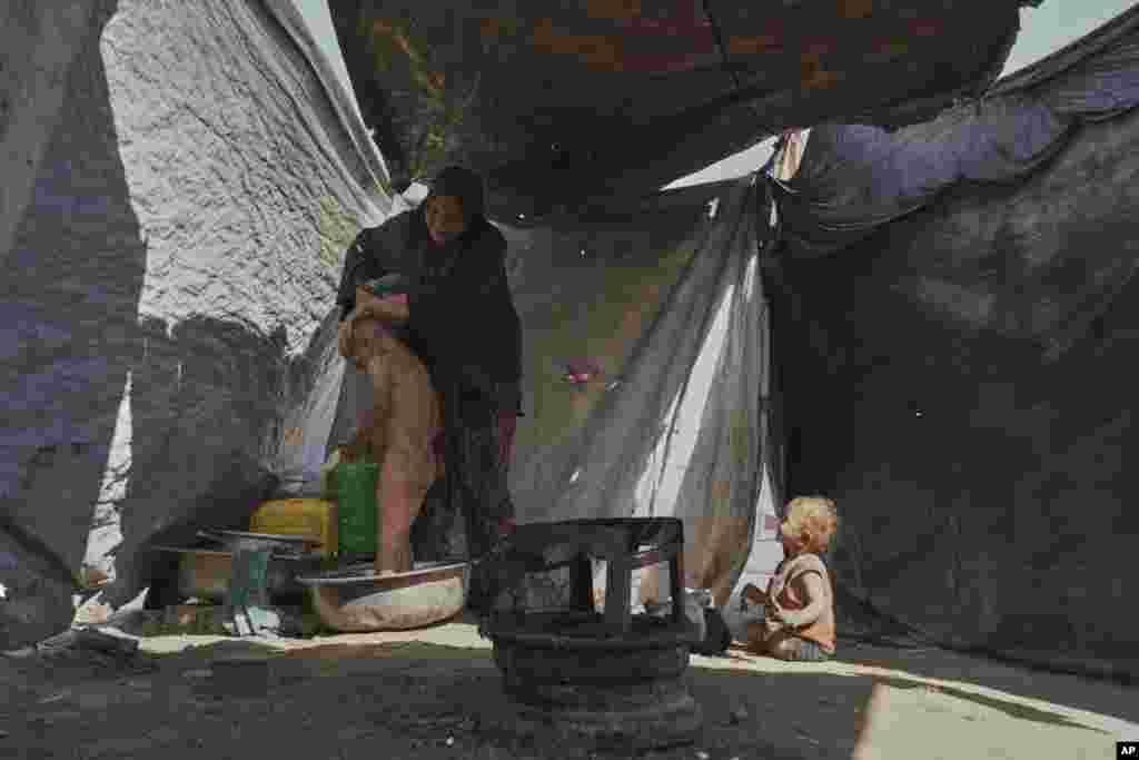 حمام کردن بچه‌ها با آب شوری که مادر از دریا می‌آورد. 