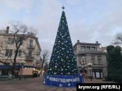 Новогодняя елка от банка ВТБ на ул. Пушкина в Симферополе, 19 декабря 2025 года