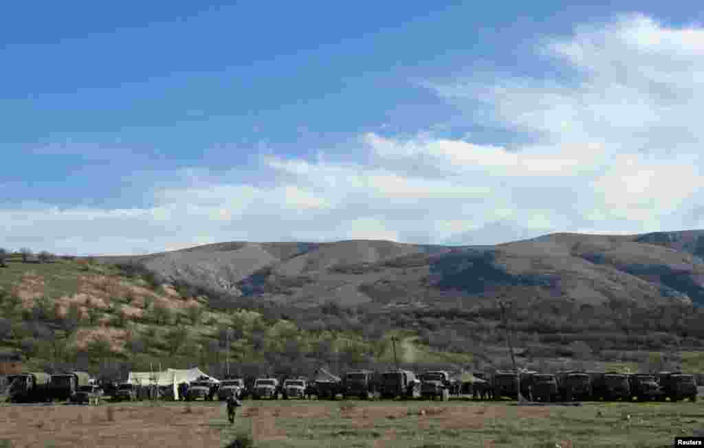 Бронетранспортеры рядом с КПП в деревне Перевальное, рядом с Симферополем.