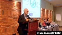 Праваабаронца Алесь Бяляцкі выступае на форуме