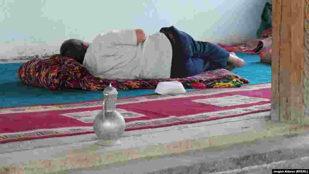 Прихожанин отдыхает после пятничной молитвы в мечети "Нуъмон" в Баткене