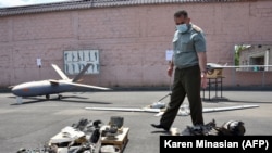 Zvaničnik Jermenije pokazuje zaplenjene azerbejdžanske dronove u nedavnom sukobu između dve zemlje, 21. jul 2020. 