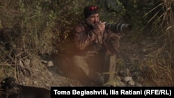 ნიკა წიკლაური ფოტოს უღებს იხვებს, რომლებიც ამ ზამთარსაც აქ გაატარებენ, ასეთი ტბები არ იყინება და თან აქ მათზე არ ნადირობენ.