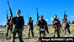 Украинские курсантки в новой военной форме, разработанной специально для женщин, на мероприятии «Униформа имеет значение». Окрестность Киева, 12 июля 2023 года