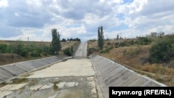 Сухий канал для скидання води з Білогірського водосховища. Крим, Білогірський район, серпень 2025 року