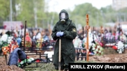 Gorag eşigindäki gabyr gazyjy. Moskwanyň etegi, 15-nji maý, 2020. 