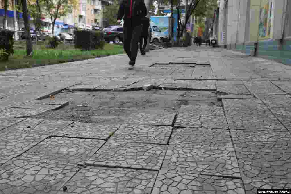 Н улицах в центре Бишкека местами отсутствует брусчатка, закрыты магазины и торговые центры.