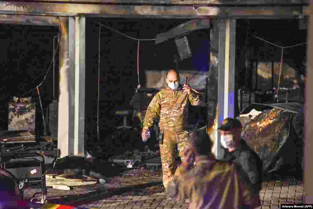 Policija i vatrogasci istražuju mjesto nesreće u tetovu, 8. septembar