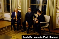 Donald Trump, Emmanuel Macron și Volodimir Zelenski, la întâlnirea organizată de președintele Franței la Paris, pe 7 decembrie.