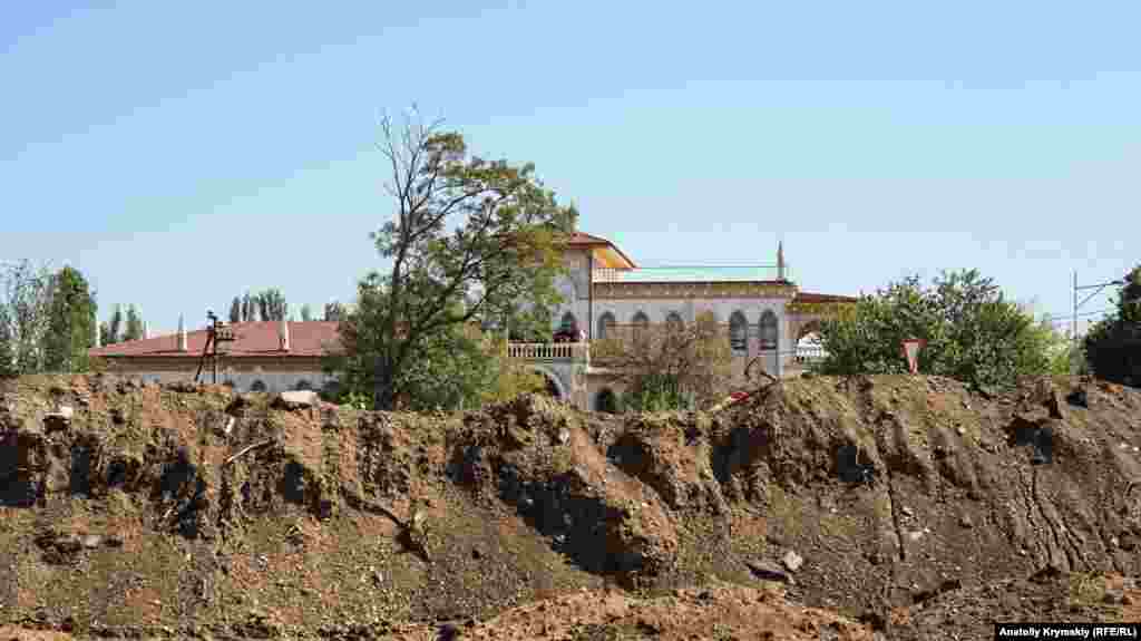 Yañı Sarabuz köyüne kirgende "Sarabuz" birinci sınıf restoranınıñ yañı "çerçivelevi"&nbsp; &nbsp;