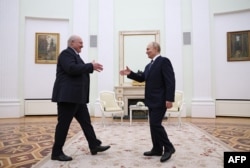 Демонстрация "нерушимого братства": Владимир Путин приветствует Александра Лукашенко в Кремле 26 сентября 2025 года