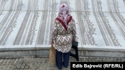 Жена почита паметта на свои близки пред мемориала в Поточари, Сребреница, 10 юли 2025 г.