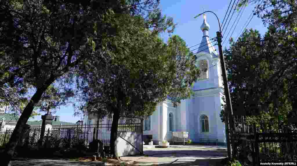 Bütün Muqaddeslerniñ Baş kilsesi eski mezarlığınıñ qalğan qısmından qoralanğan. Kiriş qapısı yanında kilse tamirine sadaqa toplanğanı aqqında ilân asıla. İlânda Krasnodar banklarından birisiniñ ödeşüv esabı belgilengen. &nbsp;