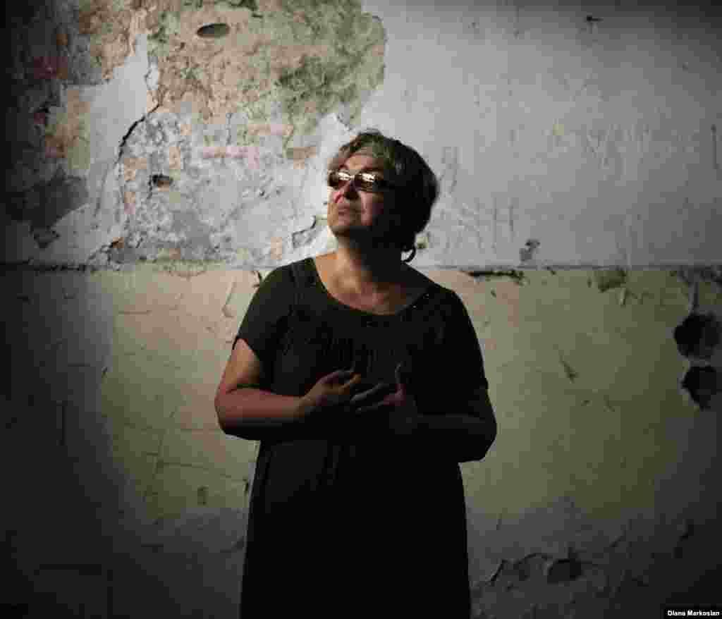 54 წლის ისტორიის მასწავლებელი ნადეჟდა გურიევა სკოლა №1-ის კლასში, სადაც იგი ასწავლიდა 20 წელზე მეტი ხნის განმავლობაში. ფანჯრებზე ისევ იგივე ფარდებია, რომლებიც მან თავის შვილთან, ბორისთან ერთად ჩამოკიდა. ნადეჟდა - ან ნადია, როგორც მას ურჩევნია, რომ მიმართავდნენ - მძევლად აყვანილი აღმოჩნდა თავის სამ შვილთან ერთად. ბორისი და ნადიას უფროსი ქალიშვილი ვერა დაიღუპნენ. მათი გვამები ერთ-ერთი აფეთქების შედეგად დაიწვა. ისინი 14 და 11 წლისანი იყვნენ. ამ დღეს ბორისს და ვერას უნდა ეცეკვათ სასწავლო წლის დაწყებისადმი მიძღვნილ კონცერტზე. ვერას ცხედრის ამოცნობა საცეკვაო კოსტიუმის მეშვეობით მოხდა. ნადია და მისი უმცროსი ქალიშვილი გადარჩნენ. ამჟამად ნადია ასწავლის ახალ სკოლაში, რომელიც სკოლა №1-ის პირდაპირ ააშენეს.