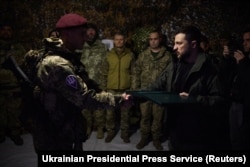 Президент Украины награждает военных в Покровске, 18 ноября 2024 года