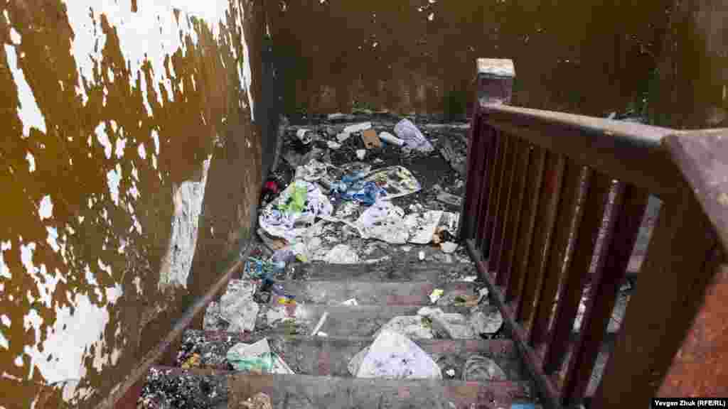 Дерев'яні сходи між поверхами