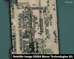 Vehicule militare aliniate la Tartus, Siria, suprinse într-o imagine de satelit capturată pe 17 decembrie 2024.
