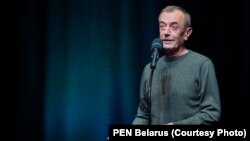 Ляўрэат літаратурнай прэміі імя Ежы Гедройця Сяргей Дубавец. Фота: PEN Belarus