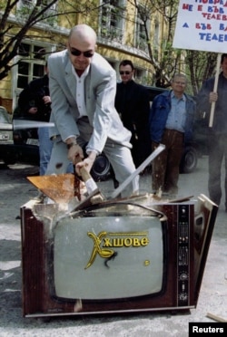 Бугарскиот актер и продуцент Станислав „Слави“ Трифонов искрши руски телевизор пред зградата на бугарската национална телевизија во Софија на 16 април 1998 година