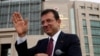 Primarul Istanbulului, Ekrem Imamoglu, se adresează susținătorilor săi în fața tribunalului Caglayan.