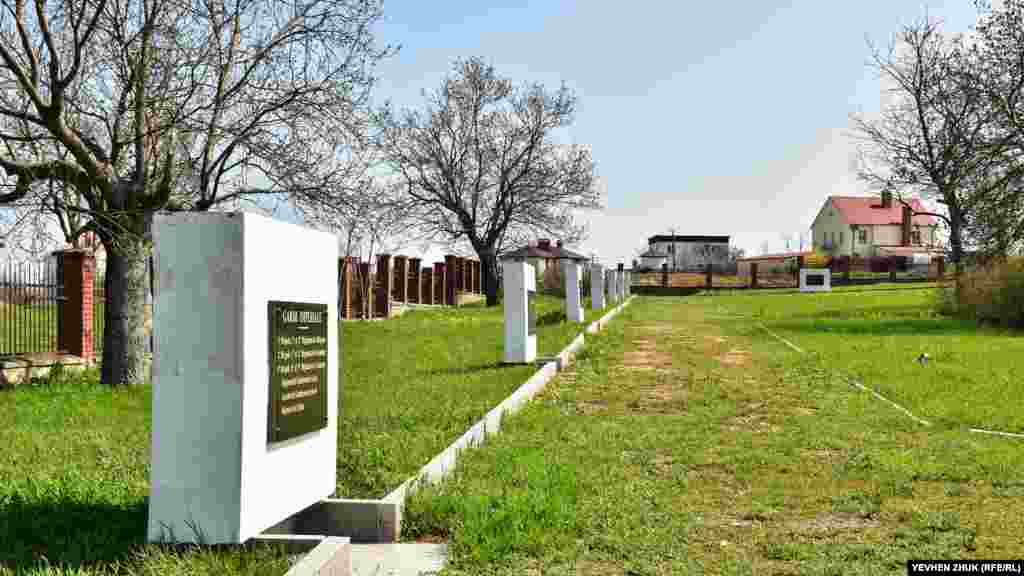 Біля кільцевих алей, на місці колишніх зруйнованих склепів, встановлено 19 пам'ятних стел з альмінського вапняку з меморіальними табличками, що нагадують про роди військ, які брали участь в облозі Севастополя, і полеглих воїнів