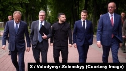 დიდი ბრიტანეთის, გერმანიის, პოლონეთის და საფრანგეთის ლიდერები კიევში 10 მაისს ჩავიდნენ - დღის მეორე ნახევარში ისინი ვოლოდიმირ ზელენსკისთან ერთად აშშ-ს პრეზიდენტს ელაპარაკნენ ტელეფონით. 