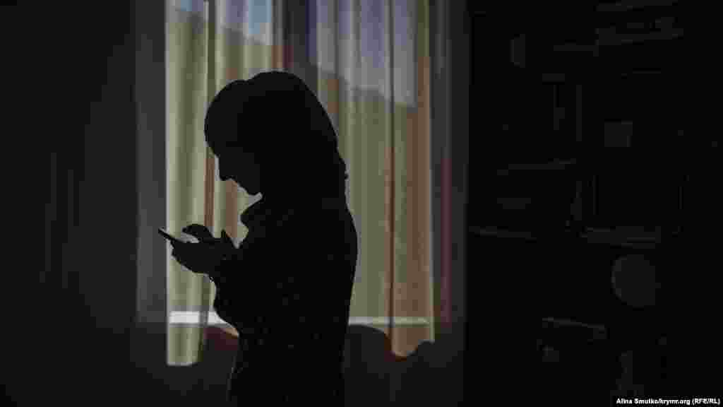 Мер'єм, дружина Емір-Усеїна Куку, відповідає на телефонні дзвінки. Селище Кореїз, неподалік Ялти