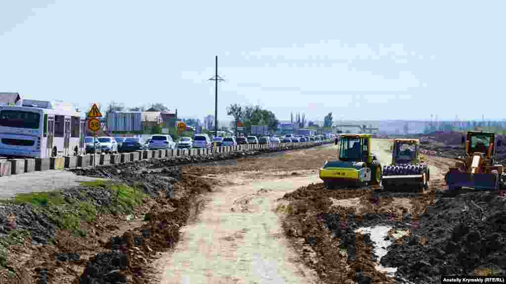 Qurulıp turğan yolnıñ yanında iç bitmegen maşna sıraları &nbsp;