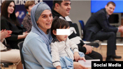 Таҳмина Самадова дар канори ҳамсараш Рамазон Раҳимов. Акс аз саҳифаи Юлия Купетская дар Телеграм