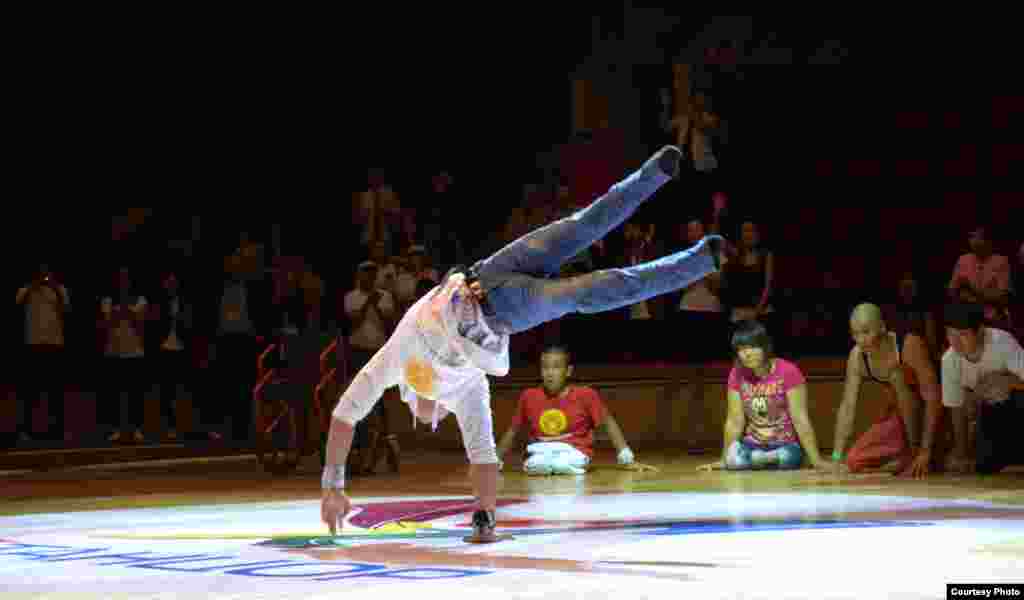 Выступление танцевальной группы "Тумар", в которой танцуют молодые люди с ограниченными физическими возможностями