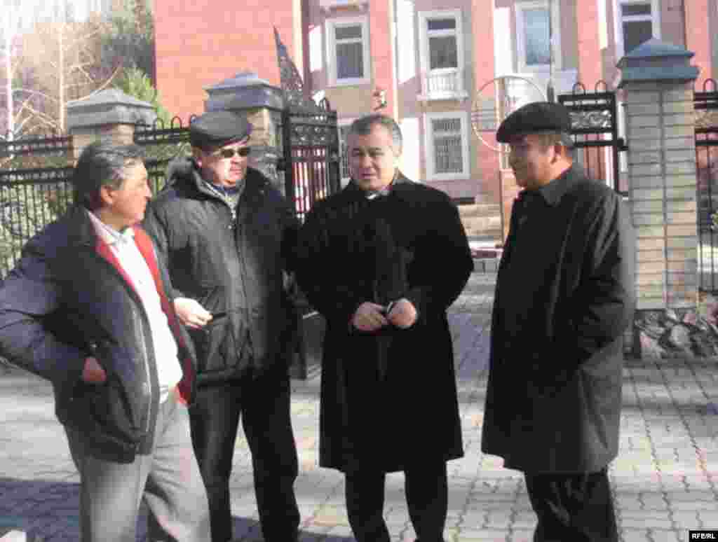 Кыргызстан -- "Ата Мекен" партиясынын төрагасы Ө. Текебаев орун басарлары Б. Шерниязов, Д. Чотонов менен Конституциялык соттун жанында. 19-ноябрь, 2009-жыл.