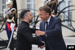 Președintele francez Emmanuel Macron l-a întâmpinat în urmă cu o zi pe președintele ucrainean Volodimir Zelenski la Palatul Elysee.