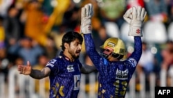 د کوټه ګلیډیېټرز لوبغاړي د مخالفې لوبډلې د توپوهونکي پر سوځولو خوشحالي کوي ـ انځور له ارشيفه