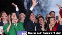 Două din consilierele numite pe 6 august – Ana-Maria Geană și Diana Lazăr – într-o fotografie de după alegerile prezidențiale câștigate de Nicușor Dan.