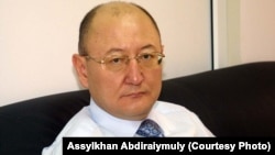 Последнее фото Алтынбека Сарсенбаева перед трагической гибелью. Алматы, 8 февраля 2006 года.    