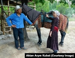 Мирлан Абдыкалыков Кадырдын ролунда. “Кара, кызыл, сары” тасмасын тартуу учуру.