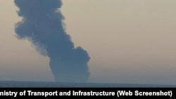 Клуби густого чорного диму над танкером KAIROS, що прямував до російського порту Новоросійськ, 28 листопада 2025 року