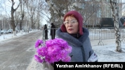 Астана қаласындағы Ашаршылық құрбандарының рухына арналған монументіне гүл қою келген Әсия Кәрімова. Оған полиция рұқсат бермеді. Астана. 16 желтоқсан 2025 жыл. Скриншот Ержан Әмірханов түсірген видеодан алынды.