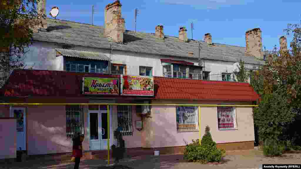 Eski Qırımnıñ baş soqağında zemaneviy binalar da bar