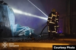 Працівники ДСНС працювали цілодобово, щоб ліквідувати наслідки масованої російської повітряної атаки по Одесі і області. 13 грудня 2025 року