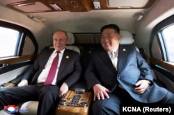 Президент Росії Володимир Путін та лідер Північної Кореї Кім Чен Ин сидять в автомобілі під час свого візиту до Пекіна для участі в заходах Китаю з нагоди 80-ї річниці закінчення Другої світової війни, Пекін, Китай, 3 вересня 2025 року