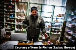 A Velika Piszarivka-i patika eladója 2025. február 14-én. A gyógyszertárnak állandóan költöznie kell, mert az oroszok kilövik