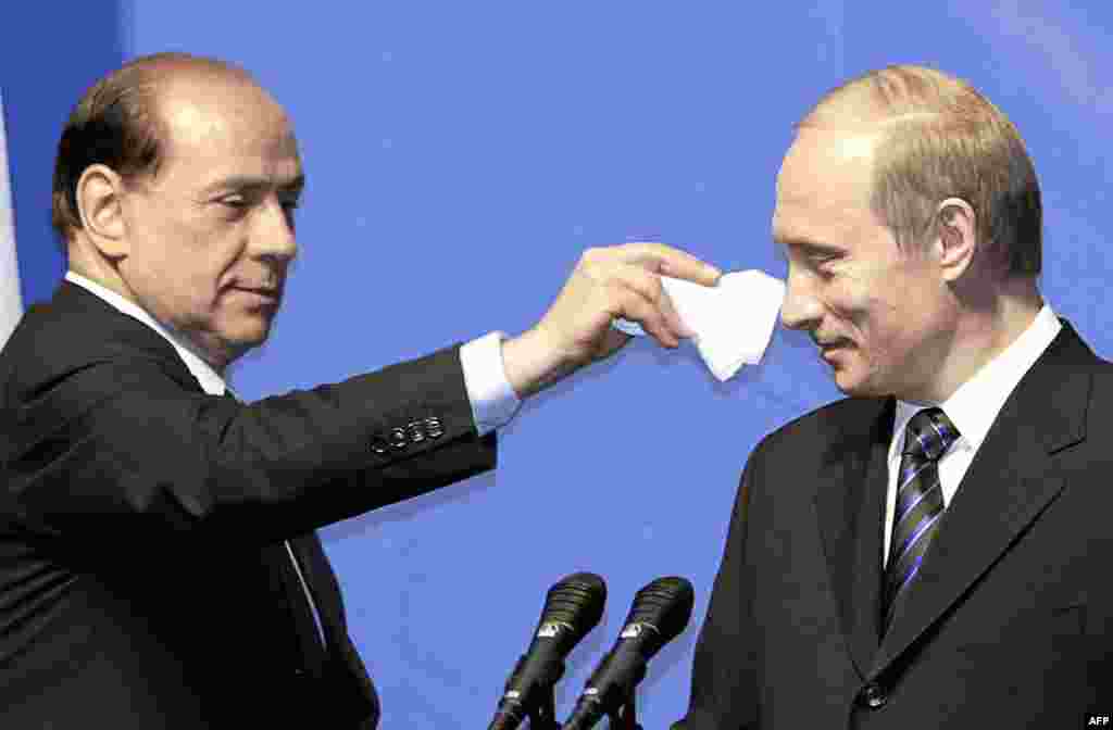 Носик припудрим? (Премьер-министр Италии с бывшим президентом РФ, 21.04.2004, Липецк).