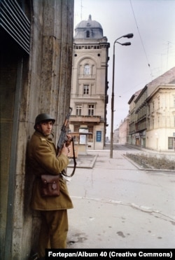Soldat pe stradă la Timișoara, decembrie 1989.