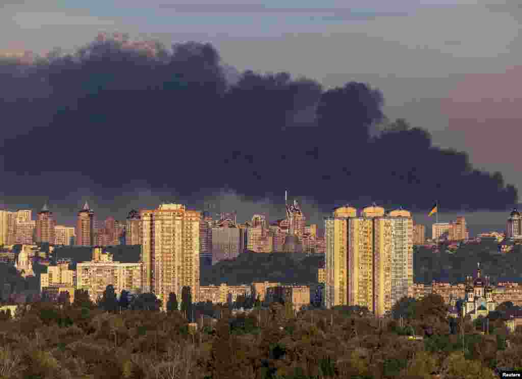 Панорама Києва на фоні диму від пожежі, спричиненої російською атакою