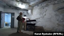 Тело Азимжана Аскарова выдали его жене Хадиче Аскаровой.