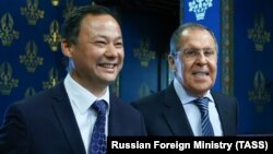 Қырғызстанның жаңа сыртқы істер министрі Руслан Казакбаев пен Ресей сыртқы істер министрі Сергей Лавровпен кездескен сәт.  Мәскеу, 23 қазан 2020 жыл.