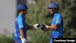 فیصل شینوزاده او عثمان سادات له بنګلادېش سره د لوبې پرمهال - د ډېسمبر ۱۳مې انځور 